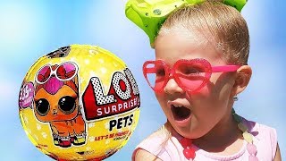 डियेना अपनी डॉल के साथ सैर करती / LOL surprise dolls