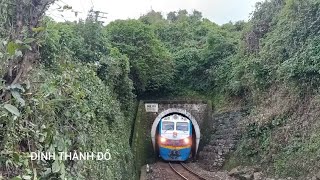 D19E - 943 drew SE2 train run through the tunnel