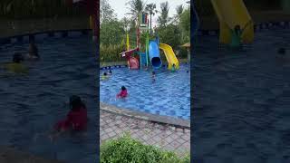 Sweet Moment 😍 Kakak lagi ngajarin Adik Berenang