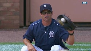 BOS@DET: Ausmus catches Verlander during warmups