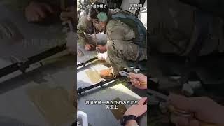 空降兵从飞机上面跳跃下去，为什么背包后面会挂着一根绳子吗？#综艺 #解说 #解說