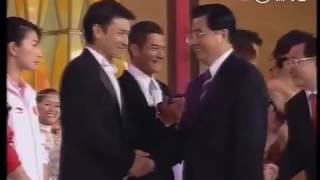 【什锦八宝】2007年，胡主席参加香港回归十周年晚会，晚会结束时，他与台上众明星们握手，并合唱歌唱祖国。