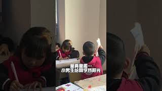 男生用自己的画给女生遮阳，暖男一枚！ #funnyschool #校园 #china #校園生活 #schoollife #学生 #暖心 #暖男 #暖心時刻 #治愈 #治愈系 #暖心一幕 #温暖