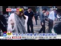 騎士擦撞被壓轎車底 熱心民眾抬車救人│中視新聞20160105