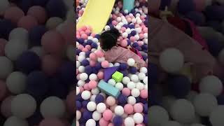 my kid went crazy in ball pit, how to make a child happy 怎么哄小孩子？带她去波波池。玩疯了的小朋友，小神兽出笼，混血宝宝太好看#shorts