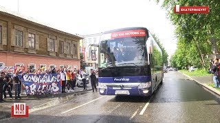 French fans in Yekaterinburg / Французские фанаты встречают свою команду с живым петухом