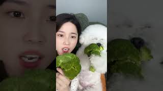 今天是素食日，女子拉着家裏的比熊犬一起吃原生態salad #salad #pets #diet  #vegetables