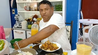 Homem Guloso Saboreando Comida Nordestina Pato Ao Molho Esposa no Maranhão Preparando os Patos