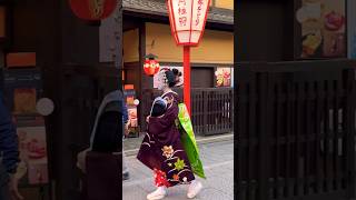 舞妓 さんゆっくりと動いていてとてもかわいいです🥰🥰maiko #舞妓 Kyoto Gion japan #maiko #kyoto 4k 👘