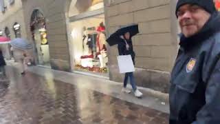 Natale a Como🧑‍🎄 Le cornamuse in centro nonostante la pioggia esibizione in piazza San Fedele