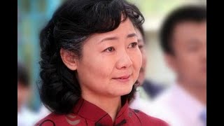 被丈夫8块钱哄走恩爱34年，只生1女的萨日娜，为何被上万人喊娘？