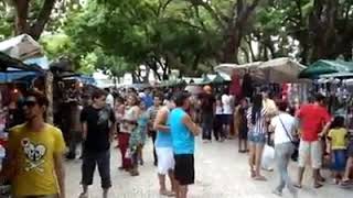 Dança surpresa em grupo no meio da feira