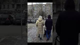 這俄羅斯女孩的長大衣，顏色好特別-This Russian girl long coat, the color is so special- пальто этой русской девушки