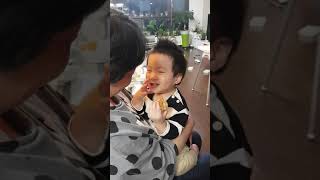 할머니한테 애교부리는 아기 baby with grandma