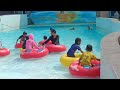 Gavyn Gilli dan Gian berenang ombak air kolam