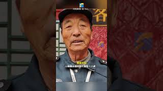 山西小西天景區爆火保安大叔因透露漲薪500元被辭退？小西天景區工作人員回應：70多歲保安已經連續工作兩個月了，暫時休息，現已調崗到寺院門口。#小西天 #保安 #小西天保安被辭退