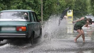 Машина обрызгала пешехода. Как за это мстят пешеходы?