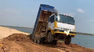 Wow..! Strong Truck Flying Unloads Stuck ឡានចាក់ដីហេះកង់