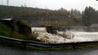 Maltempo, crolla la strada vicino al ponte di San Martino di Ovaro