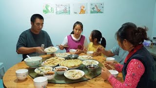 桃子姐买菜回家，做一桌饺子大餐，鲜香美味，一口一个真解馋