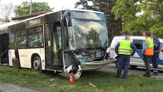 Csuklós autóbusz műszaki mentése baleset után