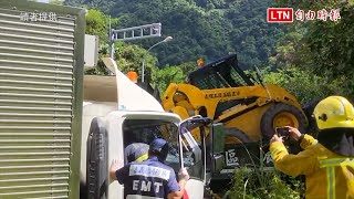 阿里山公路觸口明隧道車禍 2車駕駛受困車內(讀者提供)