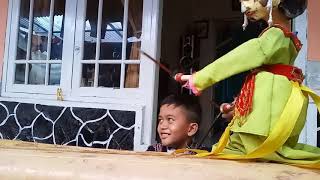 Ali hasan sedang belajar memainkan wayang golek