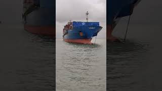 मुंबईच्या समुद्रकिनाऱ्यावरील मालवाहू जहाज.. A Cargo ship on the coast of Mumbai