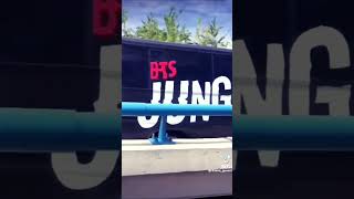 Чонгук (Jungkook) стесняеться, но мемберы гордо произносят его имя! 💜✌️