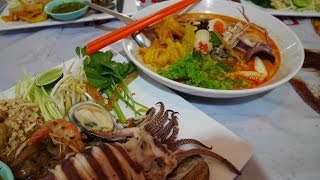 ผัดไทยทะเลรวมมิตรและเกาเหลาต้มยำ ที่ร้านผัดไทยเขาวง ลพบุรี