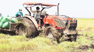 Tractor Kubota M6040SU stuck in mud, Tractor stuck deep mud