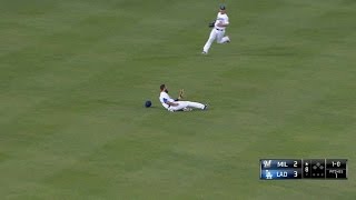 MIL@LAD: Van Slyke makes sliding catch to rob Parra