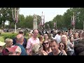 king surprise thousand cheers the king on horseback with prince william princessanne other royals