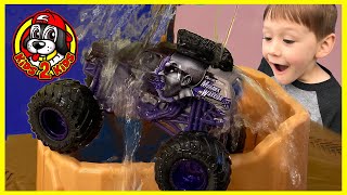 Monster Jam Toy Trucks - Downhill Racing: WATERFALL RUN (Color Changing Grave Digger, Max-D & more!)