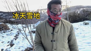 冬季徒步214滇藏线，刚下过雪哪里都是冰天雪地，路边随便找了个露营地。