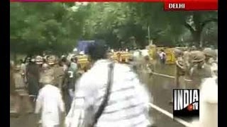 Ayodhya: Police use water cannon as VHP, Bajrang Dal stage protest in Delhi