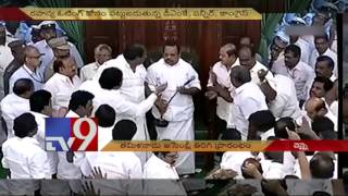 TN Assembly : DMK MLAs surround Speaker Podium, raise slogans - TV9