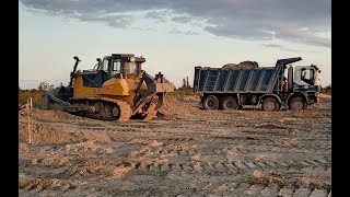 Бульдозер Д15 ДСТ-Урал принимает песок. Russian bulldozer D15 pushes sand into the swamp.