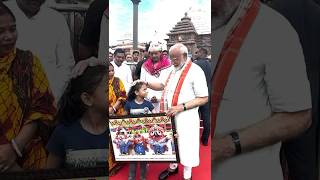 PM Modi accepts Lord Jagannatha's painting from a small girl | #shorts