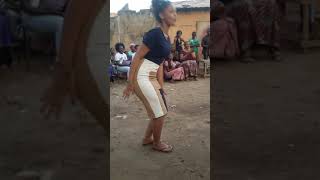 Bijou siraba danse avec Sidiki Diabaté en public