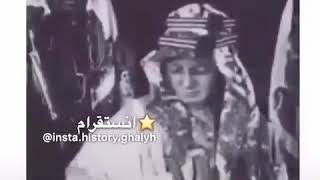 الملك فيصل وهو يشاهد اول صوره له في بريطانيا عام 1919