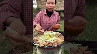 មាន់ក្នុងគ្រោលគោ Chhom Sreypach