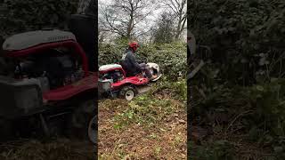 essai du tracteur tondeuse OREC dans une vallée avec un roncier de plus 1,50m par endroit.