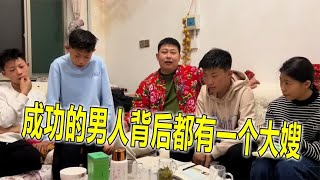 全网最会做饭的四胞胎奶哥，背后的女人才是关键，没她家早散了