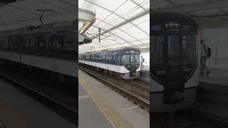 Yodo Station. A rapid express train arriving at Platform 2 turned off its headlights.