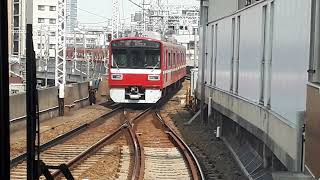 京急鮫洲駅で1500形エアポート急行成田空港行き通過シーン（2022年3月13日日曜日）携帯電話で撮影