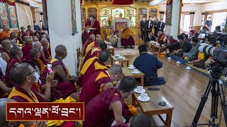 ལ་དྭགས་གླེ་ཕོ་བྲང་ཞི་བའི་ཚལ་དུ་ཞབས་སོར་བདེ་བར་འཁོད་པ།