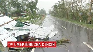 У Філіппінах місцеві жителі масово полишають зруйновані будинки