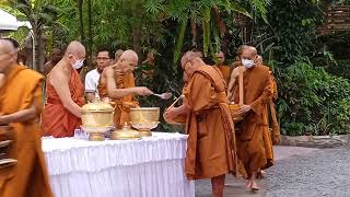 พระเดชพระคุณหลวงพ่อใส่บาตรพระสงฆ์ ในงานวันเกิด