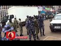 besigye akubye aba police ekimooni paka mu kibuga wakati laba ensasage mu kampala police emutayiza